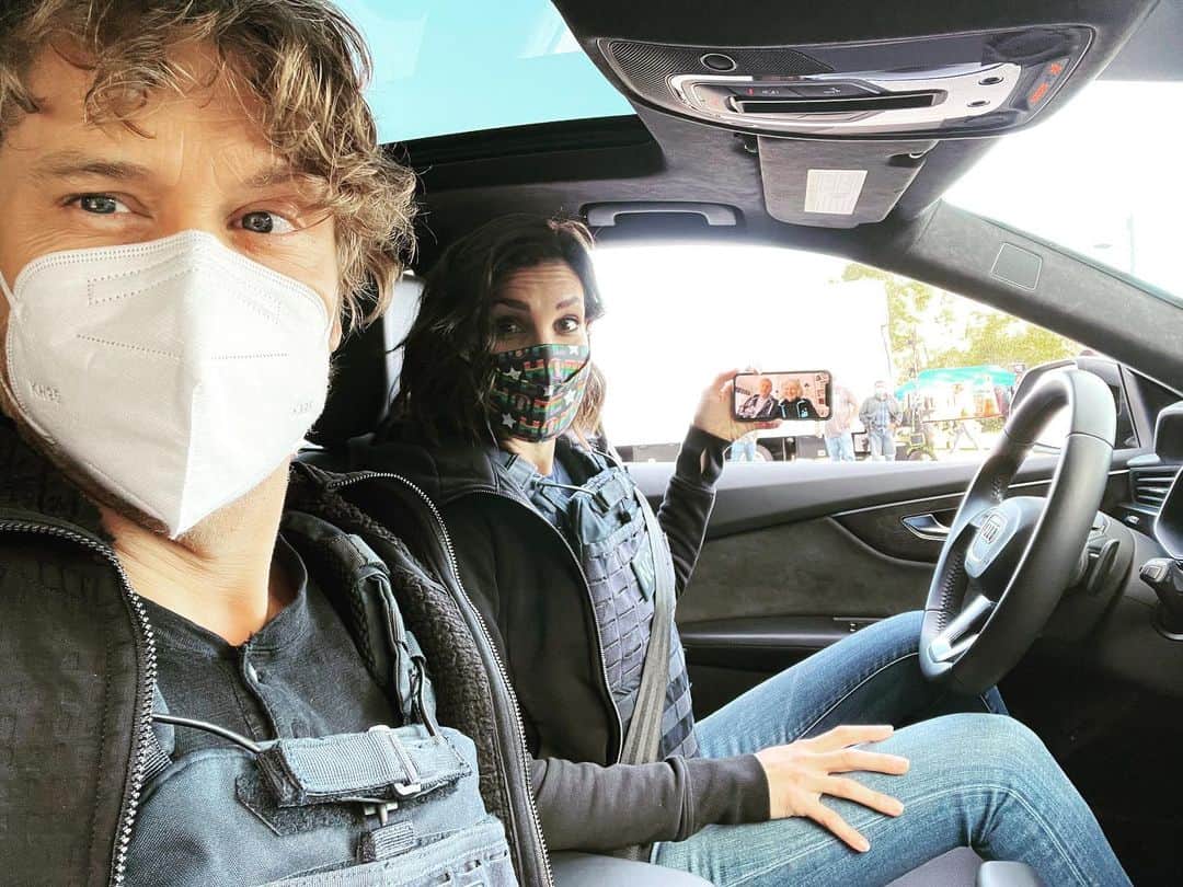 エリック・クリスチャン・オルセンのインスタグラム：「When your Co-Star @danielaruah face-times her mother and father in-law that just happen to be your mom and dad. NCIS: Forever」