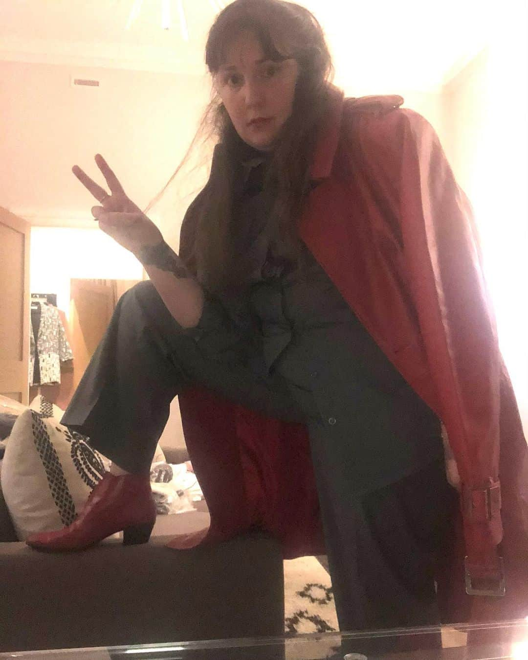 レナ・ダナムさんのインスタグラム写真 - (レナ・ダナムInstagram)「Entering every room trying to model my new Karen Millen fit for no one, quarantine style - thank you Karen for bringing the ferocity for us babies who got back 🍑」2月3日 1時34分 - lenadunham