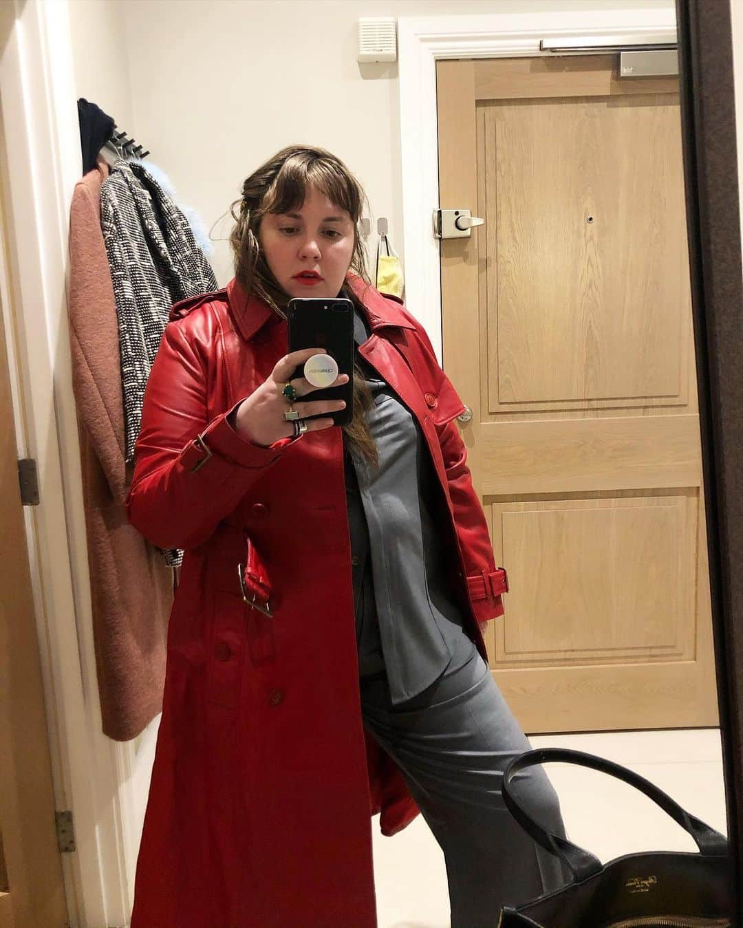 レナ・ダナムのインスタグラム：「Entering every room trying to model my new Karen Millen fit for no one, quarantine style - thank you Karen for bringing the ferocity for us babies who got back 🍑」