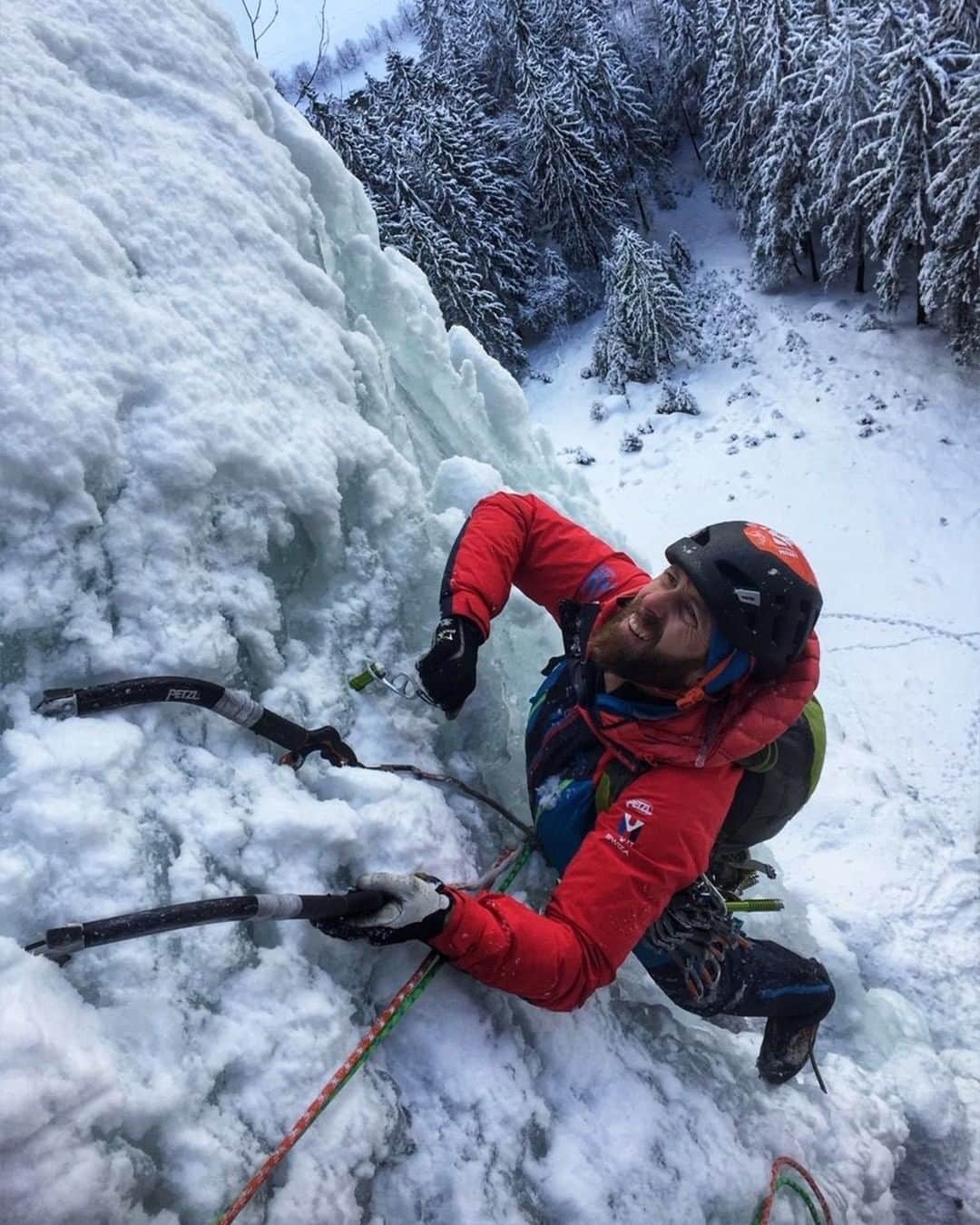 ミレーのインスタグラム：「Although it is little known, the valley of Grindelwald offers truly spectacular lines in both mixed and pure ice: one of them being « Ufbocked » (M7, 120m) which lies just around the corner from the towering Eiger North Face. The scarcity of topos and information make for an adventurous trip…  📷 @purealpine   #MilletRiseUp」