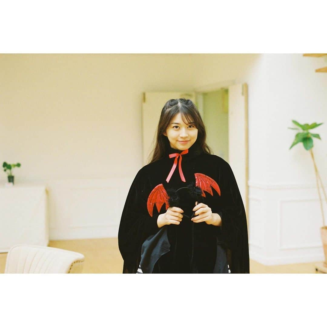 羽賀朱音さんのインスタグラム写真 - (羽賀朱音Instagram)「． ． ． まりあがついに、20歳だぁー！！！ おめでとうまりあ☺️🍒 ． 記念すべき20歳ということで…… 今までフィルムで撮ったまりあを、集めてみました！ まきのなかショット、たくさんあった！ ． ． コスメやキラキラやハートが大好きな女の子まりあ 野球を語り出すと止まらないまりあ どんな時もストイックなまりあ 20歳になっても、そんなまりあでいてね🌷 ． ． #film #filmphotography #フィルム #フィルムカメラ #film_jp #helloproject #morningmusume21 #モーニング娘21 #羽賀朱音 #ねちんふぃるむ #牧野真莉愛 #誕生日 #birthday #20歳 #成人 #🥳」2月2日 20時15分 - akane__haga.official