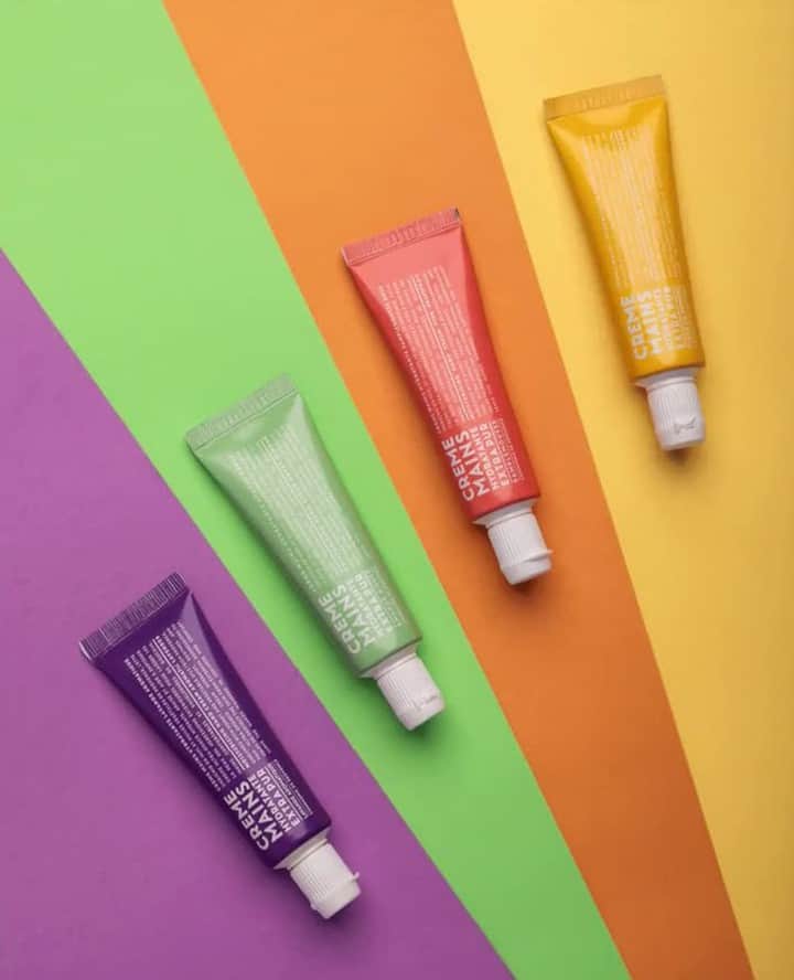 カンパニードプロバンスのインスタグラム：「HAND CREAM RAINBOW 🌈 Des tubes format voyage colorés, à utiliser sans modération ! 🌿 Une formule avec 96,7% d'ingrédients d'origine naturelle, enrichie d'huiles végétales issues de partenariats avec des producteurs locaux 👨‍🌾 Alors, vous êtes plutôt quelle senteur ?」