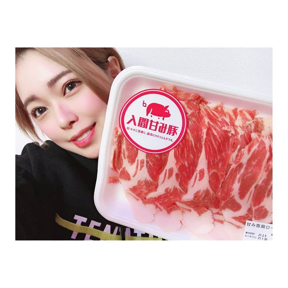 開坂映美のインスタグラム：「めちゃくちゃ美味しいお肉が﻿ 我が家に届きました🐷💓﻿ ﻿ お家時間が増えて自炊の回数も増えたので﻿ 大好きな豚さんを！！﻿ ﻿ 【入間甘み豚】﻿ ﻿ 沢山届いたけど、小分けにして冷凍庫に﻿ inするのでしばらく美味しく頂ける🤤﻿ ﻿ 今日も白菜と煮てポン酢で食べたんだけど﻿ めちゃくちゃ甘い！！！！﻿ ﻿ 飲食店が時短要請などで、休業してたり﻿ 時短営業してる影響で農家さんや﻿ 養豚場の方もかなり打撃を食らってるって﻿ いうニュースも見たのでこういった﻿ ネット販売を利用して、 少しでもこのコロナ禍を﻿ 助け合いながら乗り越えたいですね💪✨﻿ ﻿ ぜひみんなも入間甘み豚試してみてね！﻿ ついでにおすすめのネット販売あったら﻿ 教えてー🤣💓﻿ ﻿ ﻿ ﻿ ﻿ #入間甘み豚  #美味しい豚肉をありがとう」