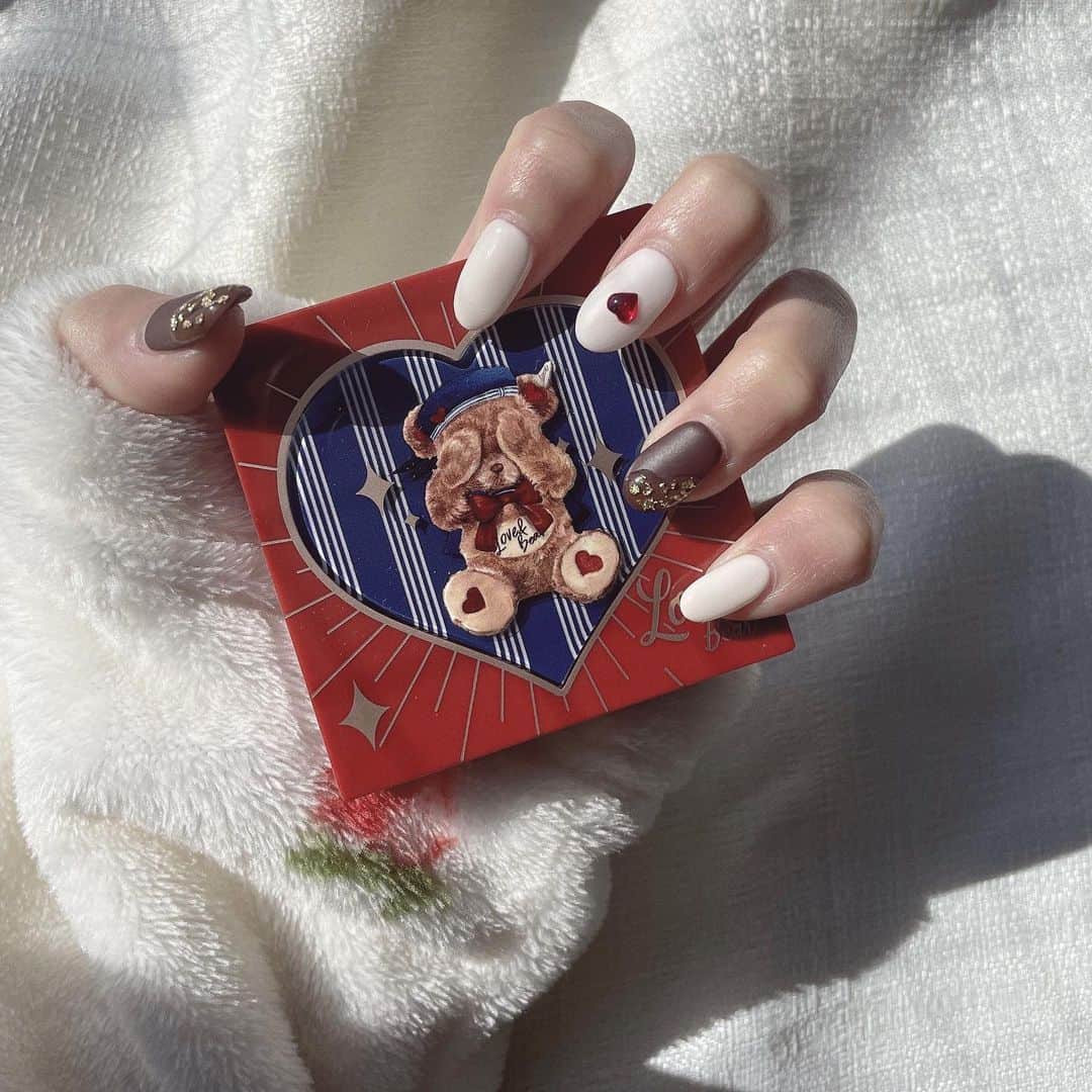 のインスタグラム：「_ Valentine Nailと 中国コスメの可愛いチーク🍫♡🍓 #chocolate #Heart #happyValentine #バレンタインネイル #マットネイル#ネイル #FlowerKnows#lovebear」