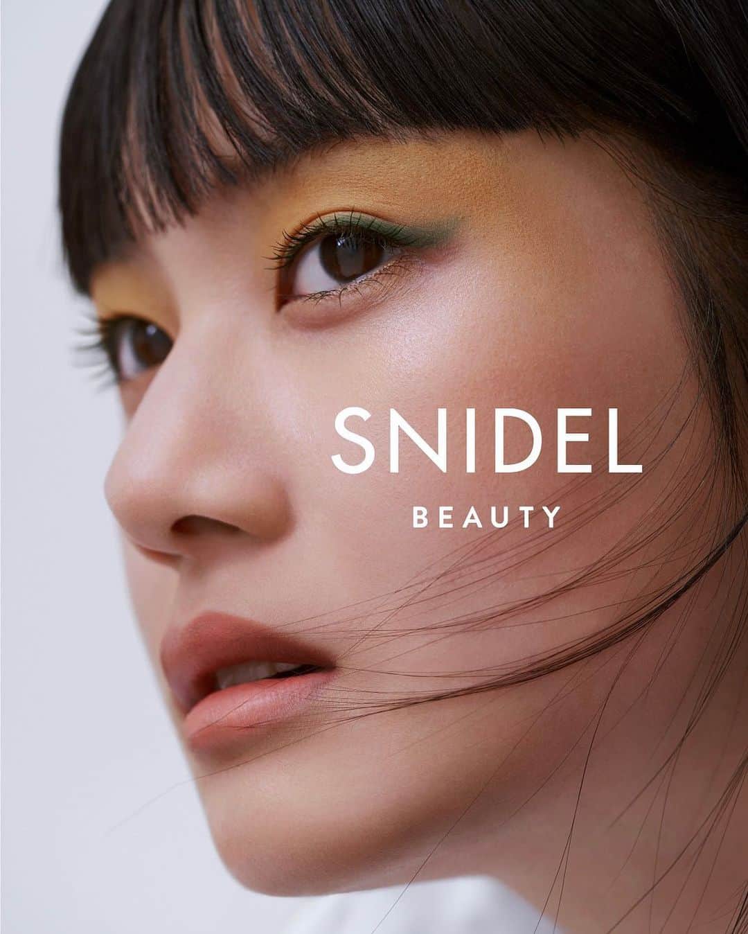 新井貴子のインスタグラム：「New campaign for @snidelbeauty 🕊🧡  SNIDELからコスメラインが新登場❣️ サステナビリティがテーマのオーガニックコスメ🌿🌏✨  今回ビジュアルモデルに起用していただき、この新しい試みとその魅力をより実感する事が出来ました。  パッケージのデザイン、使い心地、色合いも素敵で、是非皆さんにも実感して頂けたらと思います🙏🏻💚  SNIDEL BEAUTY  DEBUT  2021.03.03 OUT お楽しみに！！  Director @masako_jay  AD @katokensaku  Photo @kinyaota  Make up @mifune2014  Hair @takayukishibata   #SNIDELBEAUTY #スナイデルビューティー #SNIDEL #CleanBeauty #わたしたちの先をみせよう #きっと生き方すらも変えていく #これからを生きるわたしたちのクリーンビューティー  @snidelbeauty」