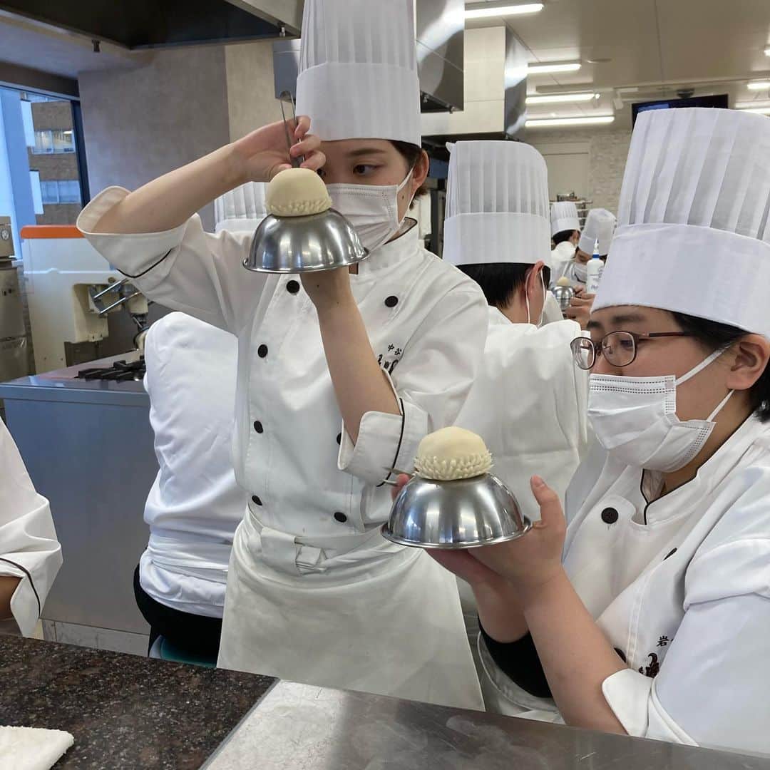 札幌ベルエポック製菓調理専門学校【公式】のインスタグラム：「製菓・調理師科2年生  和菓子の授業👨‍🍳 日本のこころ🇯🇵 練り切り  練り切りは 四季折々の植物や風物詩を かたどる繊細な細工をし、 祝儀や茶席で使う上生菓子です😆  細工技術に集中してます。  #和菓子 #おでかけ授業 #特別授業 #業界直結 #プロから学ぶ #本物 #学び #製菓  #調理  #カフェ  #製菓調理専門学校ベルエポック #衛生管理  #食材教育 #札幌ベルエポック製菓調理専門学校 #いろいろな体験と #たくさんの出逢い #可能性が広がる #ベルエポック」