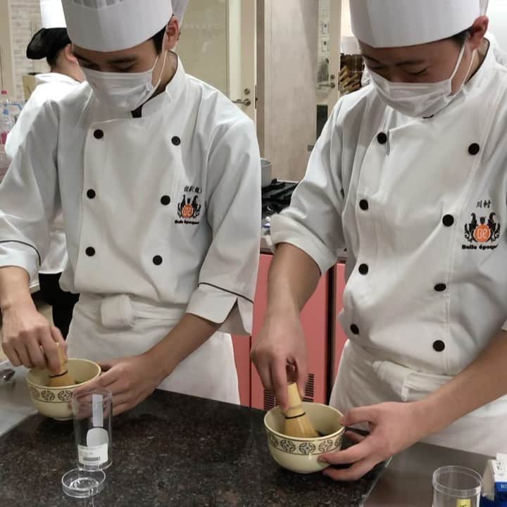 札幌ベルエポック製菓調理専門学校【公式】のインスタグラム：「製菓・調理師科1年生  和菓子の授業👨‍🍳 田舎饅頭と栗饅頭 そして葛餅  授業終了後 特別授業として 抹茶の授業を実施しました🍵  和菓子に合わせた ドリンクまで学ぶのが 製菓・調理師科✨  #和菓子 #おでかけ授業 #特別授業 #業界直結 #プロから学ぶ #本物 #学び #製菓  #調理  #カフェ  #製菓調理専門学校ベルエポック #衛生管理  #食材教育 #札幌ベルエポック製菓調理専門学校 #いろいろな体験と #たくさんの出逢い #可能性が広がる #ベルエポック」