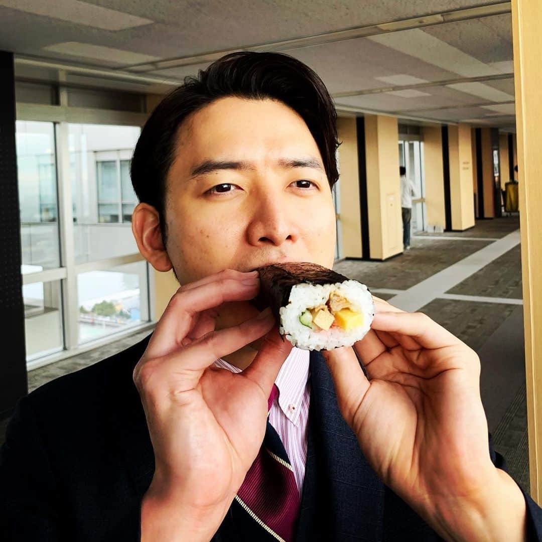 榎並大二郎さんのインスタグラム写真 - (榎並大二郎Instagram)「静かに、しかし力強く食していました。﻿ ﻿ #生田竜聖﻿ #恵方巻き #黙食﻿ ﻿」2月2日 20時18分 - enami_daijiro