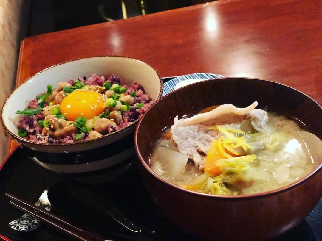 名越康文のインスタグラム：「久しぶりに開いた #カフェ・リリー #赤米　#納豆ご飯　#豚汁 #柚子風味　とても美味しい。#夕ご飯　でした。 #銀座」