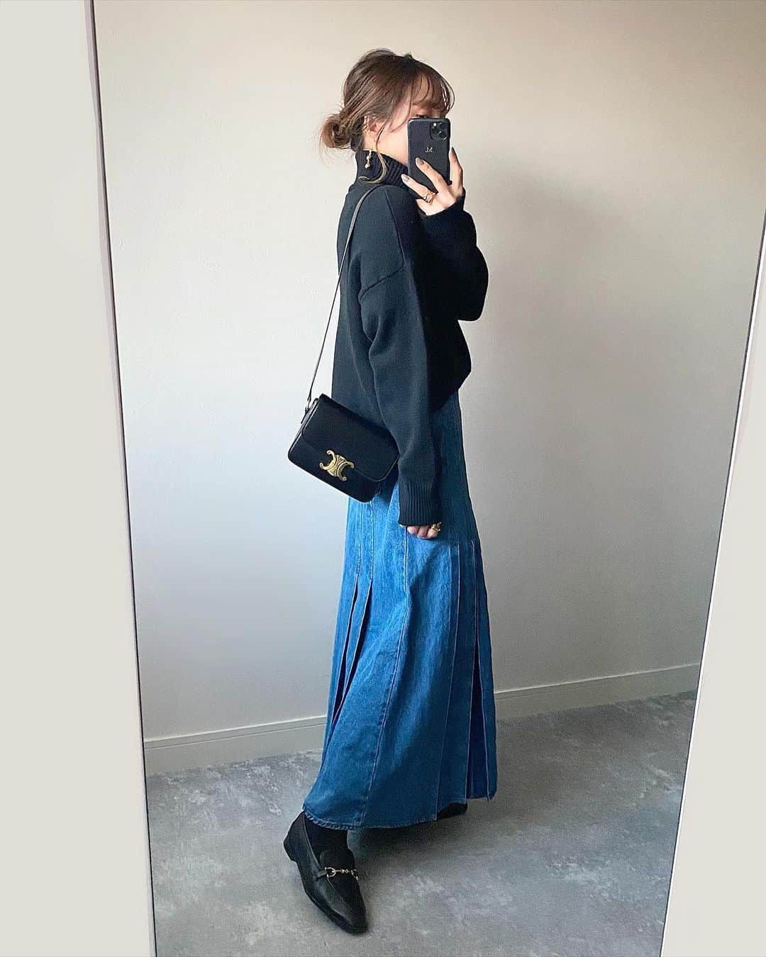 makoさんのインスタグラム写真 - (makoInstagram)「2021.2.2  今日は珍しくデニムスカートでちょっと新鮮🙌🏻✧ @duna.gc  たっぷりロング丈で、大きなプリーツが入っているところも可愛い♡  スカート以外はブラックでまとめて◡̈⃝  コートはあきちゃん( @_akiii._____ )が可愛く着てて気になってた @na.e_official の🧥🖤  outer #naeコート knit #urs_official skirt #duna#duna_gc#pr #タックデザインデニムロングスカート bag #celine shoes #zara accessories #chiekoplus#do_la」2月2日 20時19分 - _____ma.k.o