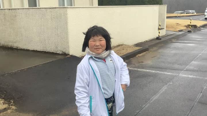 須藤弥勒のインスタグラム：「今日もゴルフ。朝から夕方まですざましい練習の後、家に帰り、節分。  鬼のお面だ入らなかった弥勒と私の頭の大きさ（笑）  家内のおかげで季節のものをいつも堪能することができるのでありがたい。  It’s Setsubun (holiday to pray for a great harvesting year. After golf practice drove home really quickly and celebrated this ritual with the family.  #節分 #golf場での面白景色 #今日もノルマ達成が大変だった　#いつも家内のおかげで良い思い出」