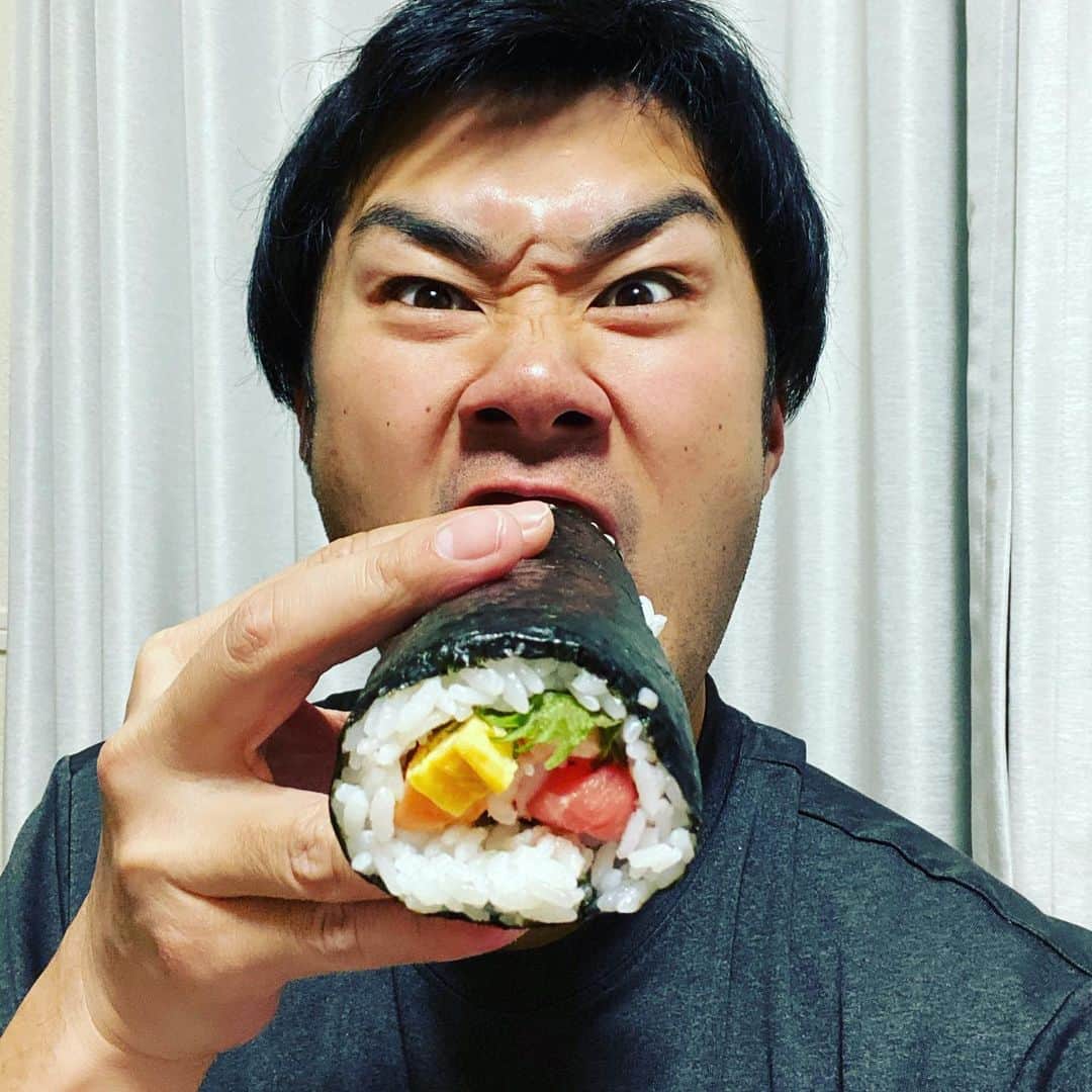 由規さんのインスタグラム写真 - (由規Instagram)「恵方巻きいただきました。 久々に食べた気がする。 #恵方巻き #持ち方のクセがすごい  #挟んでます #南南東」2月2日 20時24分 - yoshinori11sato