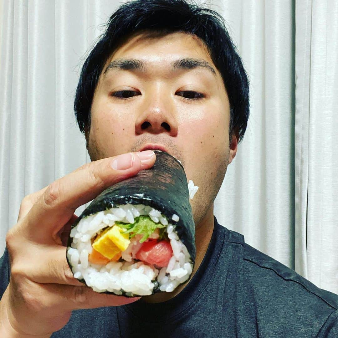 由規さんのインスタグラム写真 - (由規Instagram)「恵方巻きいただきました。 久々に食べた気がする。 #恵方巻き #持ち方のクセがすごい  #挟んでます #南南東」2月2日 20時24分 - yoshinori11sato