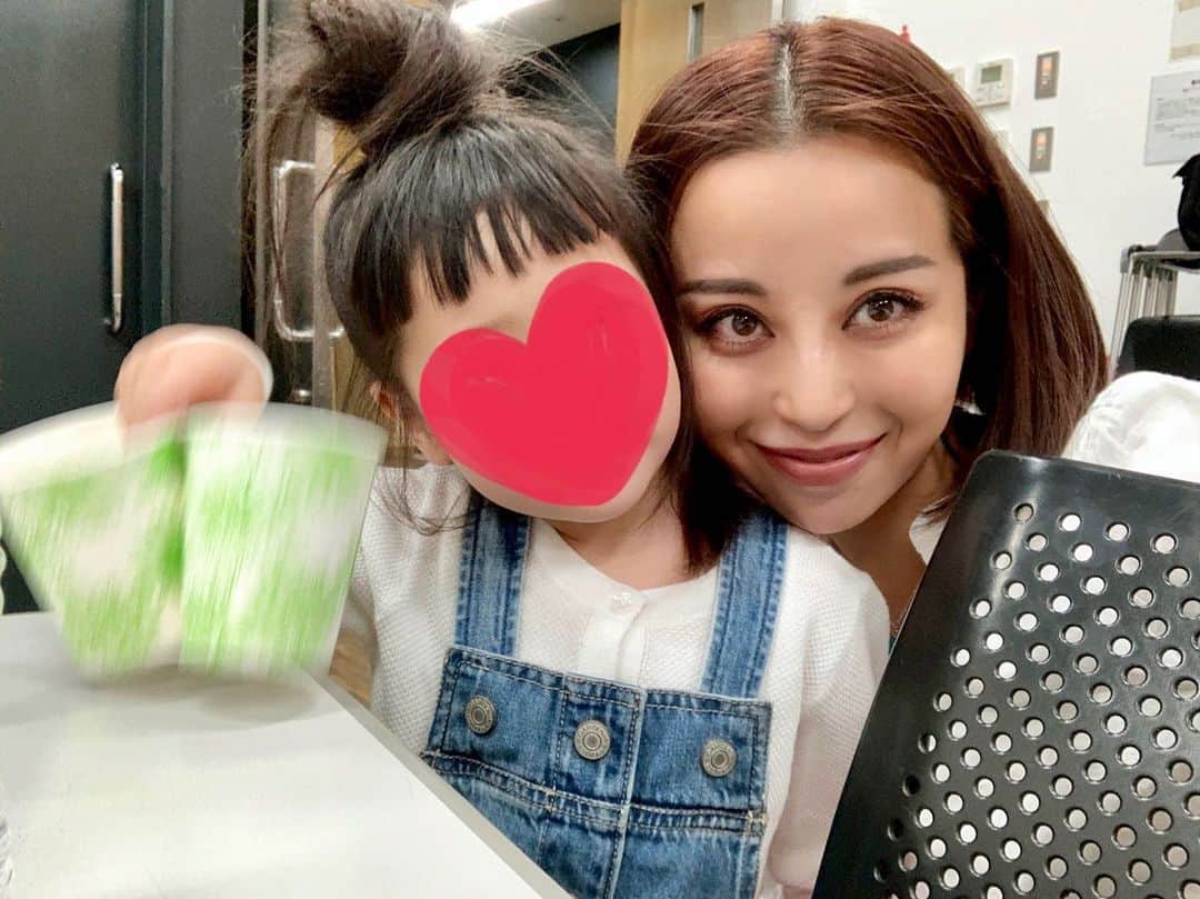 PINKYのインスタグラム：「某スタジオにて、最近の娘っぴと👧🏻❤️  卒乳ブログに沢山のコメントやメッセージをいただきありがとうございます🤱❤️✨ 　 今回は長期授乳をして良かったなぁと思うことをブログに書きました💁‍♀️📝🤱✨  ・・・  #love #happy #family #mamalife #momlife #babygirl #長期授乳 #卒乳 #3歳半」