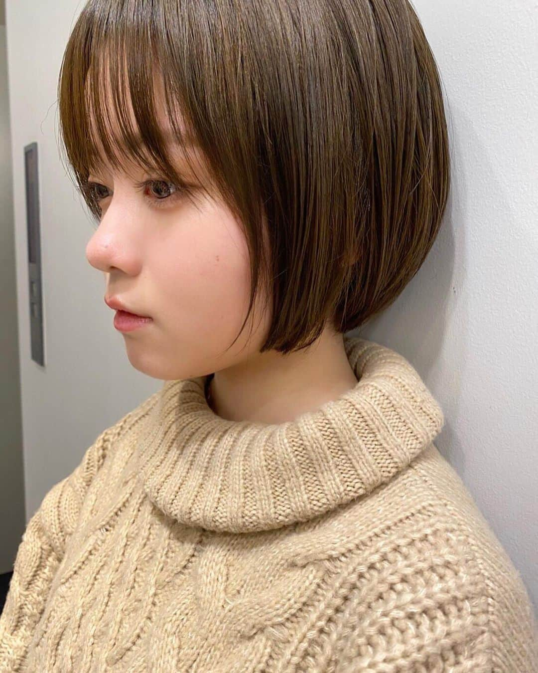 齋藤舞のインスタグラム：「・ ・ やっぱりショートが好き🧸🧡  ◎カラーはオリーブベージュ🫒 暗めだけど透明感あって お気に入りです❤︎  投稿頻度低すぎて 生存確認のdmがきてる🙋🏻‍♂️ 元気です🙋🏻‍♂️  最近はバイト以外、 ほぼ外に出ない生活を送っていますが 約3ヶ月ぶりに美容院へ行って 少し潤いました。笑  それにしても 美容院のシャンプーって 本当に気持ちいい... 気付いたら寝てる💆🏼‍♀️笑 ・ ・ ・ #ショートボブ #ショートヘア #ショート女子 #丸みショート #透明感カラー #銀座美容室 #サロモ #サロンモデル撮影 #サロンモデル東京」