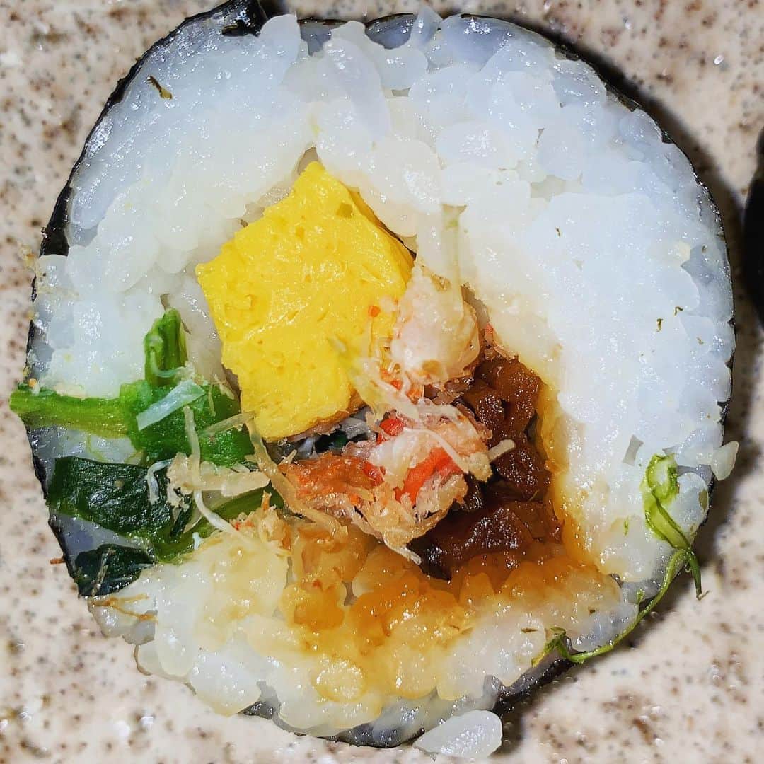 池内万作のインスタグラム：「節も変わったので恵方巻き。 他にも昆布締めの刺身やノンアルスパークリングワインなんかを。 ノンビリしてちょっと正月気分♪ おつかれさまでした〜！ #イケウチ家の食卓」