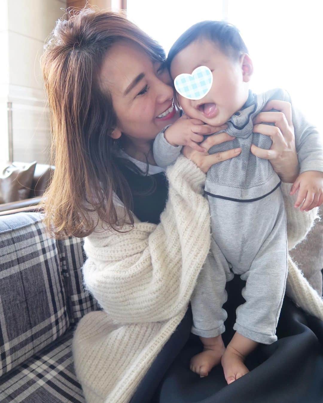 Mai Wakimizuのインスタグラム：「ついに人見知り始まりました。まさかまさかとは思っていたけど今日確信しました。笑 ママ大好きなのは嬉しいけどおかげでぐったりだよ〜♡笑 今日は節分！主人と南南東向きながら恵方巻きかぶりついてあっさり終わりました。笑 #生後6ヶ月#男の子ベビー#男の子ママ」