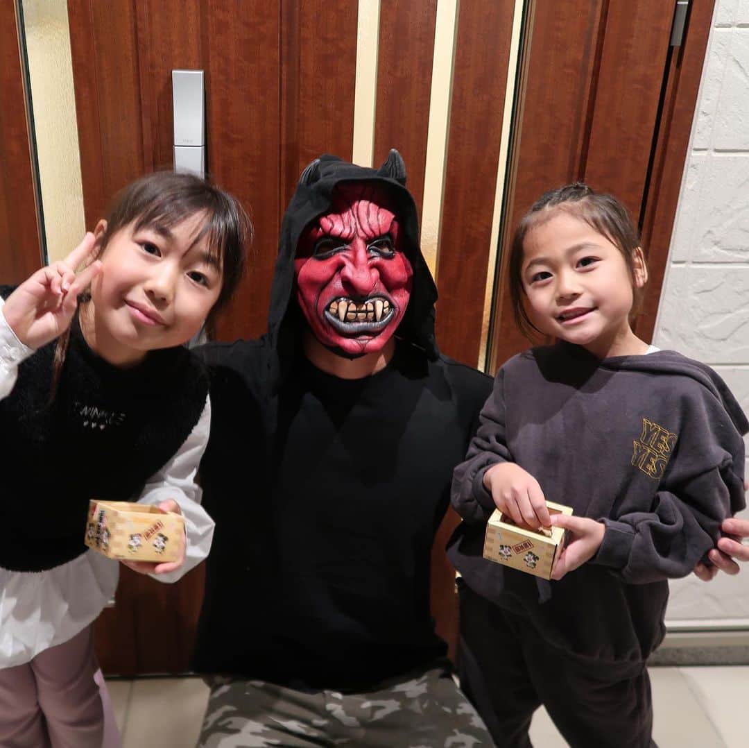 かなのインスタグラム：「． 節分2021👹 ． ピンポーンって鬼が来た時は怖くて隠れてたけどパパってわかったらもう爆笑😂💕 昔はギャン泣きしてたのにね♡成長したなぁ🥰 ． ②③幼稚園で作った👹さん🌈💕 ④お友達からいただいた炭治郎お面😳💓クオリティすごい！✨ ⑤恵方巻きは #costco で♡ ⑧豆まき後、鬼に取り憑かれちゃったパパの茶番劇🤣🤣🤣 ． みんな楽しい節分になったかな♡ ． ． #節分#豆まき#👹#恵方巻き#鬼は外福は内#costco購入品#思い出」
