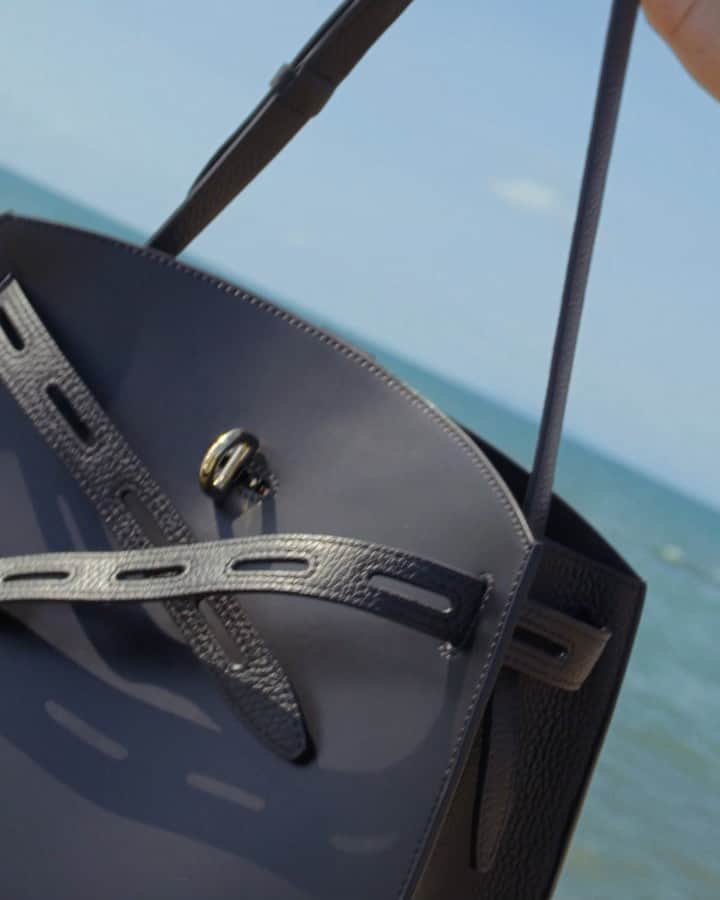 フルラのインスタグラム：「Freedom and grace in the summer breeze.  The Furla Margherita as a getaway muse.  #thefurlasociety #furlafeeling #funfurla #newcollection #furla #accessories #fashion」