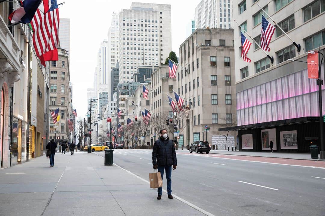 のインスタグラム：「Ce mois de janvier, la prestigieuse Cinquième avenue à New-York n’est que l’ombre d’elle-même. Le magasin Tiffany, tout juste racheté par Bernard Arnault, est en travaux, prolongés jusqu’en 2022, et accueille le client dans des locaux provisoires. Il faut toujours s’armer d’un peu de courage pour se rendre chez Gucci, propriété de Kering, qui a le malheur d’être situé en bas de la Trump Tower, toujours gardée par la police en cette fin de règne présidentiel.⁣ Les vendeurs du magasin Nike ou du bijoutier Bulgari accueillent à bras ouverts les rares clients dans leurs magasins modernisés, tandis qu’un ouvrier s’affaire à coller des affiches sur un magasin Victoria’s Secret ayant manifestement fermé ses portes définitivement. Faute de touristes et d’hommes d’affaires, le prestigieux Plaza Hotel et les restaurants alentours sont fermés et les avenues bien désertes.⁣ Alors le Covid-19 aura-t-il raison de ce rendez-vous mythique, situé à l’intersection de la Cinquième Avenue et de la 57e Rue, là où se rejoignent le quartier des affaires (Midtown) et le quartier résidentiel chic de l’Upper East Side ? Non, répondent en cœur les spécialistes du secteur, même si la crise est sévère. « Après le Covid, les gens voudront revenir à New York et à New York sur la Cinquième Avenue, car c’est là que cela se passe. La Cinquième Avenue, c’est la porte d’entrée du rêve américain », note le français Jérôme Barth, président de l’association Fifth Avenue.⁣ -⁣ 1-5-6 : Sur la 5e Avenue, à New York (Etats-Unis), le 27 janvier 2021⁣ 2 : Une publicité pour un local commercial à louer, sur la 5e Avenue⁣ 3 : Devant la boutique Nike NYC⁣ 4 : Une femme promène ses chiens devant la boutique BVLGARI⁣ -⁣ Photos : Krisanne Johnson (@krisannejohnson) #PourLeMonde⁣ -⁣ #NYC #fifthavenue #economie」