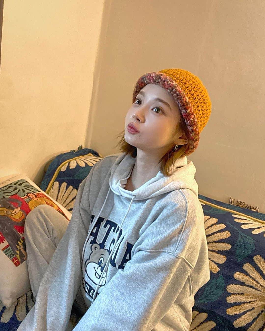 Yoonbitnaのインスタグラム：「곰돌이 스티브 맨투맨 귀요미🐻 @whoaukorea @whoau_daily」