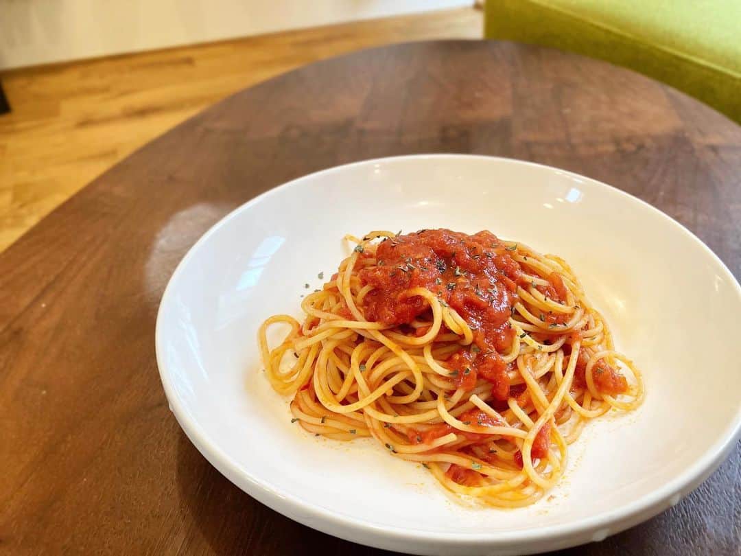 水野瑛さんのインスタグラム写真 - (水野瑛Instagram)「. イタリアンレストランに勤める親友にアドバイスを貰って、アラビアータに初挑戦🍅 シンプルな食材だからこそ、ちょっとした手間で自分の味になるみたい。 節約レシピとしても優秀で、トマトソースは作り置きもできるし、レパートリーを増やしたいところ👩‍🍳 . #stayhome #おうちごはん #節約ごはん  #節約レシピ」2月2日 20時32分 - 4aki15