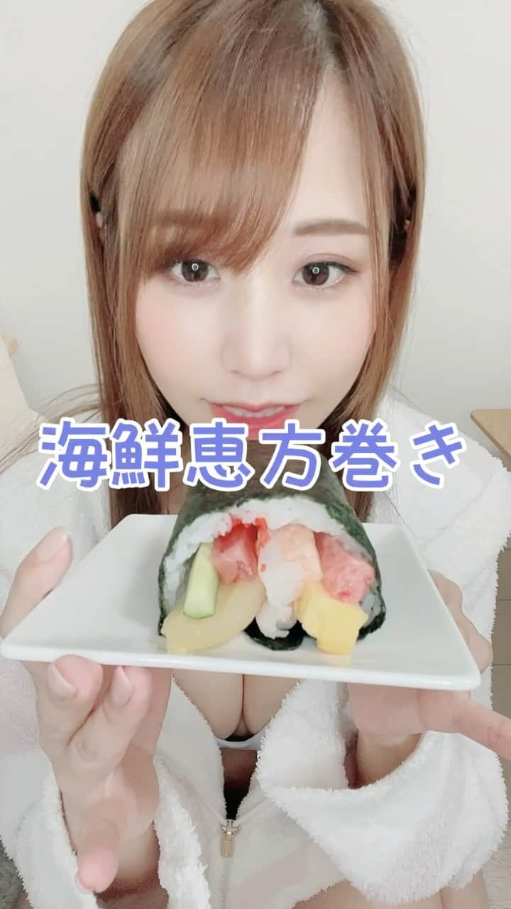 雪乃凛央のインスタグラム：「. . 恵方巻きをたべるだけです あんまりきれいに食べられなかった😹 だいぶふんわり巻かれてた . みなさまの福を願って… いただきます🍣 . #AV女優#セクシー女優#ero#cute#sexy#Japanesegirl#sexy#lingerie#節分#2月2日#海鮮#恵方巻き#いただきます#食べてみた#IGTV#はじめての編集#音ムラ#ごめんね#🍣」