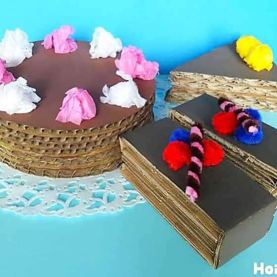 HoiClue♪ [ほいくる]のインスタグラム：「＼手作りチョコレートケーキ／  甘くて濃厚そうなチョコレートがとってもおいしそう！😋  どんなケーキにしようかな？チョコを塗って、クリームをのせて…🍰  パティシエ気分でデコレーションが楽しめる！作って楽しい遊んで楽しい製作遊び✨  . . . . . . . . . . . . . . . . . .  ■ ポイント！  ・絵の具をあまり水で薄めすぎないようにすると、濃厚なチョコレートみたいになる。  ・茶色の絵の具に少し黒を混ぜてこげ茶色にすると、まるで高級チョコレートケーキのような仕上がりに！  ・絵の具の色を変えればいろんなケーキにアレンジ可能。 　白なら定番のショートケーキ、虹色ならカラフル味の不思議なケーキ！？  ・ダンボールの素材を生かしてミルフィーユやパイを作ってみてもおもしろい。  ■ 材料 ・ダンボール ・モール ・花紙(ティッシュペーパーでもOK！)  ■ 使うもの ・カッター ・はさみ ・ボンド ・絵の具（茶色）  ■ 作り方  1、作りたいケーキの形にダンボールを切り取る。 何重かに重ね、ボンドで貼り合わせる。  2、茶色系の絵の具でケーキの表面を塗る。  3、モールや花紙で、生クリームやフルーツ等を作り、ボンドで貼り付けたらできあがり！  . . . . . . . . . . . . . . . . . .  ほいくるの投稿を見て遊んだ後は、ぜひ #ほいくる または #hoiclue のタグをつけて教えてください♬ほいくる公式サイトの記事内で、ご紹介させていただくかも…？ ※その際はInstagramのメッセージにて事前にご連絡させていただきます。  そのほか「あそび」や「こども」にまつわる色々な情報やアイディアを楽しみたい方は、 @hoiclue のプロフィールのURLへ 👉︎︎︎︎️️️️️️  #保育 #遊び #あそび #製作 #制作 #工作 #キッズアート #おうち遊び #室内遊び #こどもとあそぶ  #お店屋さんごっこ #チョコレートケーキ #ダンボール #バレンタインデー」