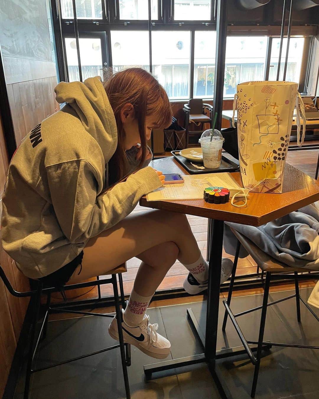 のインスタグラム：「・ ・ 頭フル回転してた ・ #ナタリア聖奈 #ljk #彼女感 #パーカー女子 #ラフコーデ #pleasures」