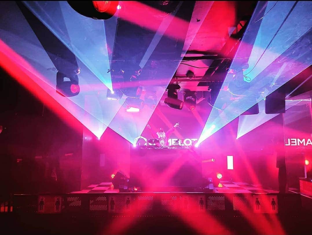DJ KOOさんのインスタグラム写真 - (DJ KOOInstagram)「YouTube「DJ KOOの電KOO石火わいたー」DJ KOOのクラブ探訪！！ 渋谷 CLUB CAMELOT！！ コロナが終息しまた沢山のお客さんでフロアーが盛り上がるよう願いをこめて！！ 無人フロアーでDJ PLAY DO DANCE！！   #club #dj #camelot #DJKOO」2月2日 20時37分 - dj_koo1019