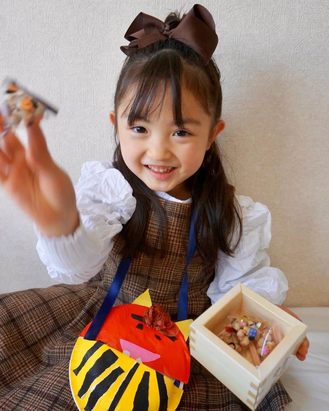 satomiさんのインスタグラム写真 - (satomiInstagram)「👹👹👹 . . #節分 ✨✨ . 幼稚園で作ってきた鬼のお顔が愛らしい❤️ . 今日は幼稚園に鬼が来て ちょっと怖かったけど 泣かなかったらしい😏 . 鬼は外〜とか何も言わずに ボールを投げつけたらしいよ笑 . . 恵方巻きは中身をほじくって 外側はほとんど残しました🤪🙌🏻 . . . #5歳 #節分の日 #節分製作 #節分👹」2月2日 20時39分 - riina.93