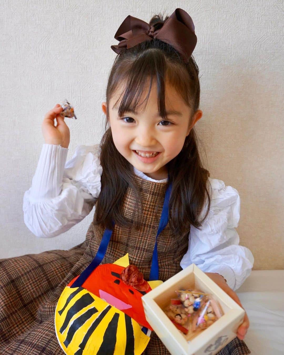 satomiさんのインスタグラム写真 - (satomiInstagram)「👹👹👹 . . #節分 ✨✨ . 幼稚園で作ってきた鬼のお顔が愛らしい❤️ . 今日は幼稚園に鬼が来て ちょっと怖かったけど 泣かなかったらしい😏 . 鬼は外〜とか何も言わずに ボールを投げつけたらしいよ笑 . . 恵方巻きは中身をほじくって 外側はほとんど残しました🤪🙌🏻 . . . #5歳 #節分の日 #節分製作 #節分👹」2月2日 20時39分 - riina.93