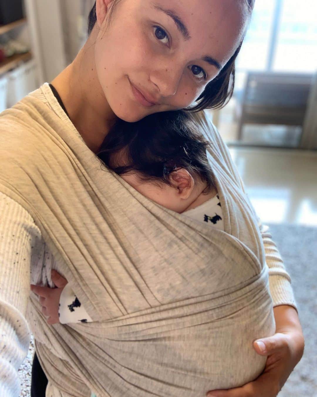 エリナ シルカのインスタグラム：「Cuddle bug 🐞❤️」