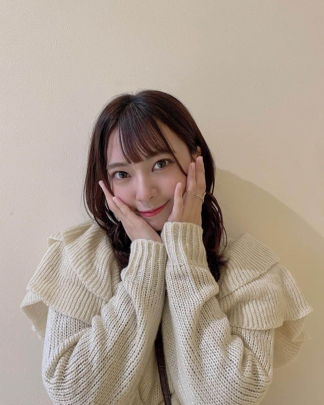 山田寿々さんのインスタグラム写真 - (山田寿々Instagram)「﻿ ﻿ 久しぶりに友達に会ったら﻿ 顔ちっさくなったねって言ってもらえて嬉しかった〜！！﻿ ﻿ お洋服は17kgのニットです👗🤍🤍﻿ フリルがついてて可愛い〜🤍﻿ ﻿ #イチナナキログラム #17kg」2月2日 20時40分 - suzu48_tan_1211