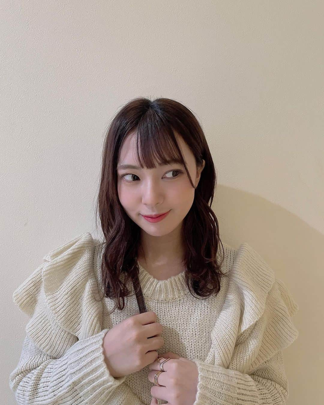 山田寿々さんのインスタグラム写真 - (山田寿々Instagram)「﻿ ﻿ 久しぶりに友達に会ったら﻿ 顔ちっさくなったねって言ってもらえて嬉しかった〜！！﻿ ﻿ お洋服は17kgのニットです👗🤍🤍﻿ フリルがついてて可愛い〜🤍﻿ ﻿ #イチナナキログラム #17kg」2月2日 20時40分 - suzu48_tan_1211