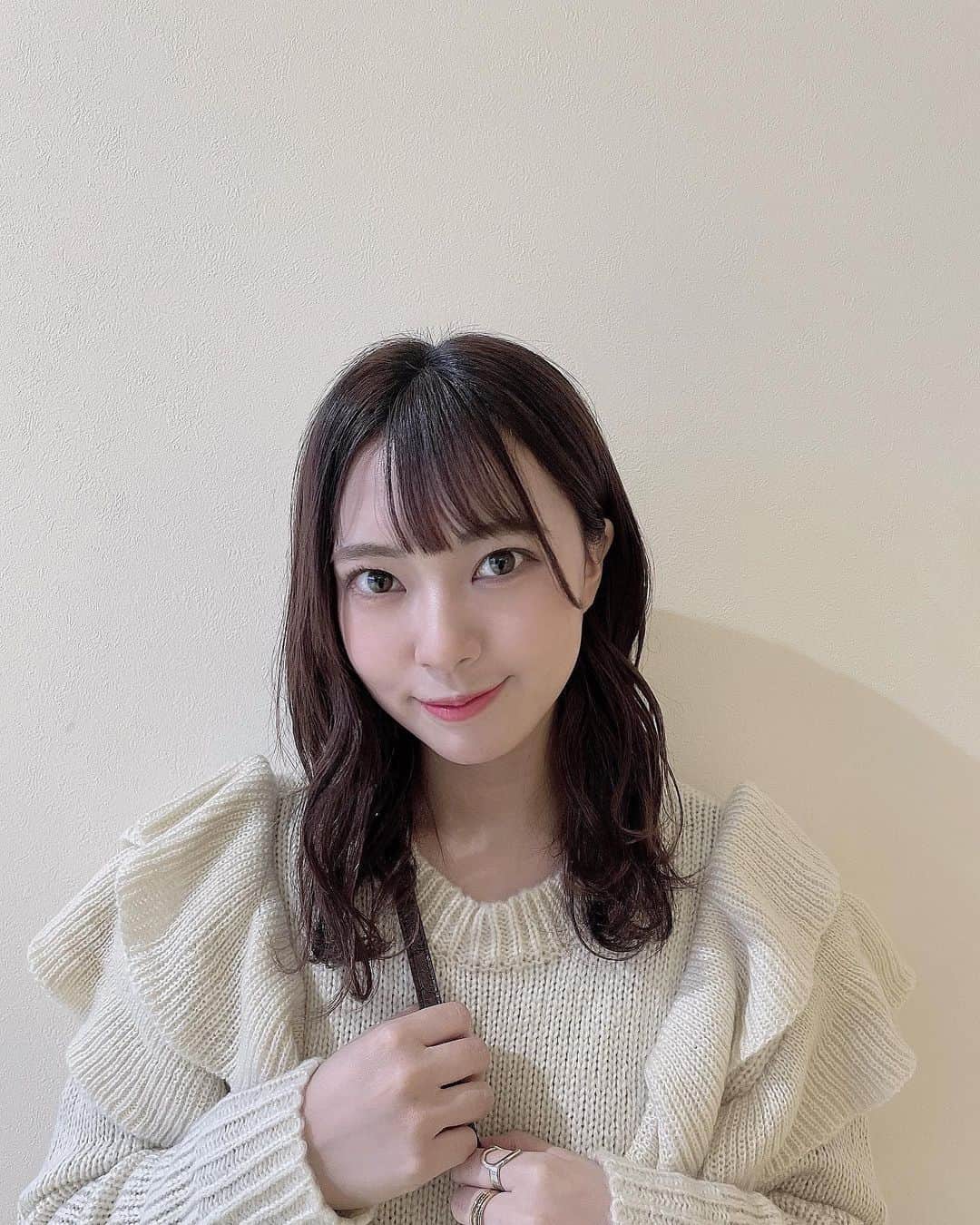 山田寿々のインスタグラム：「﻿ ﻿ 久しぶりに友達に会ったら﻿ 顔ちっさくなったねって言ってもらえて嬉しかった〜！！﻿ ﻿ お洋服は17kgのニットです👗🤍🤍﻿ フリルがついてて可愛い〜🤍﻿ ﻿ #イチナナキログラム #17kg」