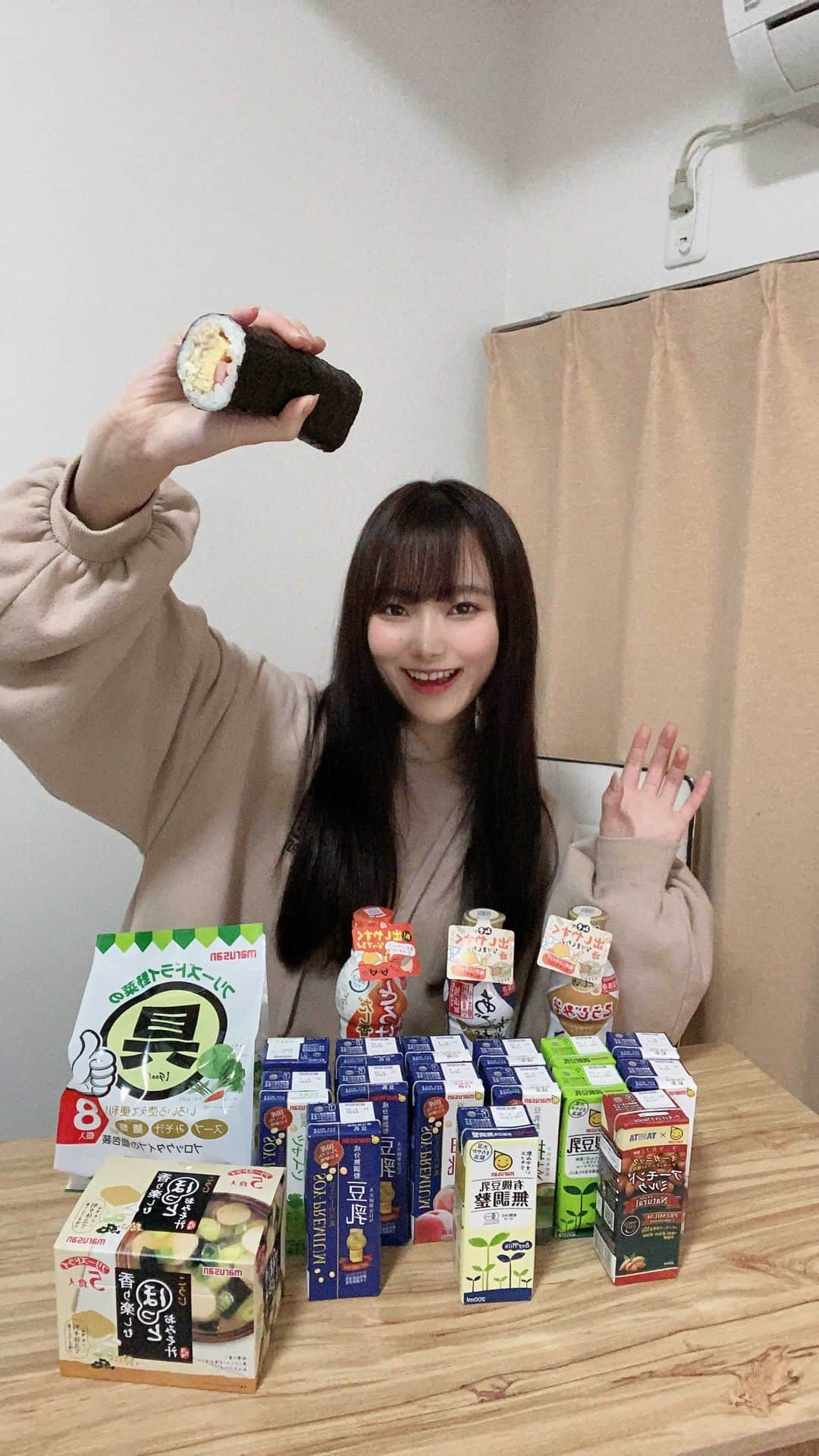 石川花音のインスタグラム：「マルサンアイさんからいろいろいただきまして、ありがとうございます🥲💗  #マルサンアイ #マルサンアイ豆乳 #豆乳 #みそ汁 #おみそ汁お渡し会　#ベルク #節分 #恵方巻き」