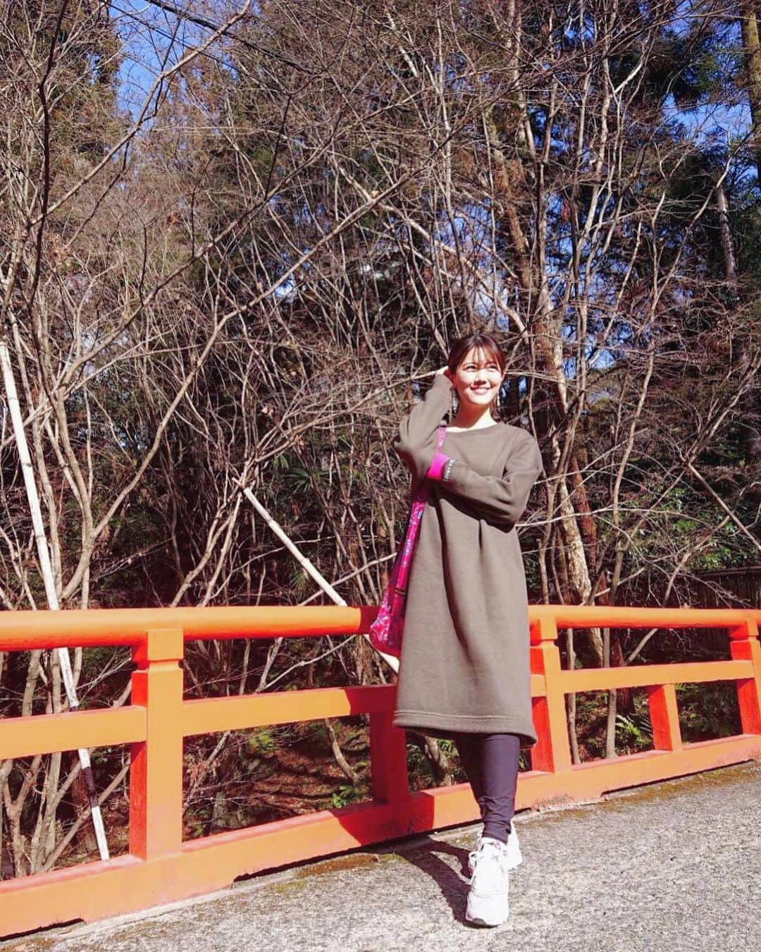 上坂由莉のインスタグラム：「﻿ 雨予報が一気に晴れてお天気だった今日🥰☀️﻿ レッスン移動ある時は天気予報チェックは﻿ 欠かせないから晴れてると嬉しい〜🕊✨﻿ ﻿ ﻿ リアルクラスの日はウェアのまま移動しちゃうので﻿ さっと着脱できるワンピ＆スニーカーコーデが多い👗👟﻿ このワンピは片袖の色がピンクなのと﻿ 後ろのデザインが可愛いのがお気に入り💗﻿ レギンスとの相性も抜群にいいっ👖﻿ ﻿ ﻿ ヨガマットケースはゆとりもある上ポッケが付いてるから﻿ ティンシャやアロマ、携帯も入れちゃってます😚﻿ レッスン終わってから陽が落ちる前に﻿ 外ヨガできる場所を探しに行ってきたよ👩🌿﻿ 春が待ち遠しいなぁ🌷👒﻿ ﻿ ﻿ ワンピ👗：@julesandrae﻿ ヨガマットケース🧘‍♀️：@huggermuggerjapan﻿ シューズ👟：@nike﻿ ﻿ ﻿ #ヨガ #ヨガインストラクター #ヨガウェア #京都ヨガ﻿ #julesandrae #ワンピース #huggermuggerjapan #ヨガマットケース #ヨガマットバック #アスレジャー #アスレジャーファッション﻿」