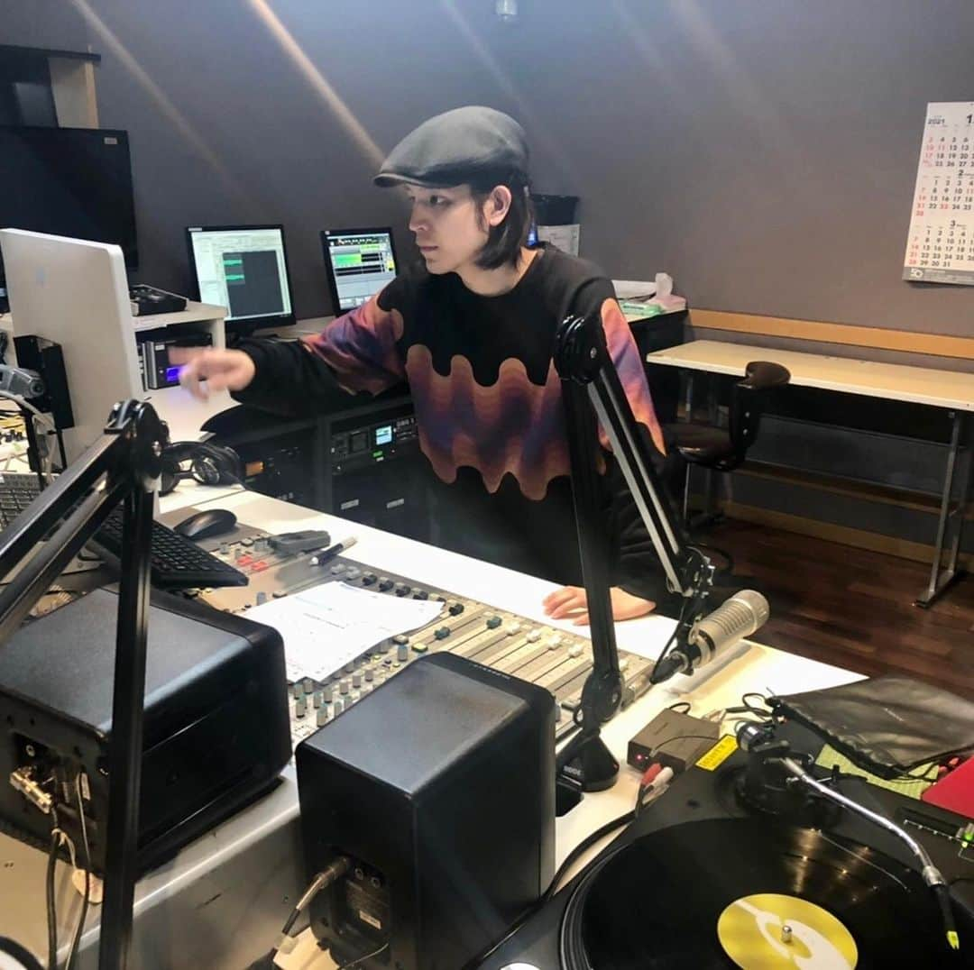 島田翼のインスタグラム：「本日も @InterFM897 Mint Juice Radioご聴取ありがとうございました。  100円レコード特集でお送りしました💯  本日のオンエア曲です。 ①Toka Project / No-Time ②Japanese Synchro System / High Touch ③Stateless / Falling Into(Swell Session Mix) ④Slum Village / Selfish  また来週！  #mint897 #InterFM897 #Radio #100円レコード #リサイクルショップ #ジャッキーチェンはまた今度」