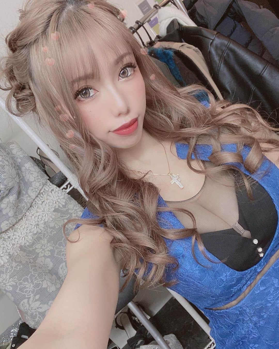あゆかのインスタグラム：「昨日のヘアメもかわいかった😎 やばい、美容やらないといけないこと多い、、、女子ってまじ大変🌚 今日もがんばろー！！！  .  .  .  #千葉キャバクラ#千葉富士見キャバ嬢#千葉富士見町キャバ嬢#千葉富士見キャバクラ#arドレス#ジュエルズドレス#オンラインキャバクラ#ファッション好きな人と繋がりたい#ヘアメイク#お家スタイル#息してる？#followｍe4 #follow4like#followtrain」