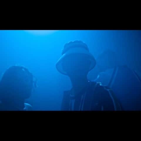 ラファティ・ロウのインスタグラム：「Running Man is a Short film we made quite a while ago now (very pre Covid) but I’m well happy to announce you guys can now watch it via the link in my bio!  Meet Fred Love (21): Loves his mates, loves his raves. A cocky bugger full of front, but a front that covers a deep well of pain. Always running.  Running Man is a dark yet comedic short film set in the South East of England in 1991 – the heyday of illegal raves. In an attempt to escape the ghosts of his past, Fred Love convinces his mates to take part in a clinical drug trial for cash. But events take a turn as the trial spirals into violent psychosis, forcing Fred to come face-to-face with the very thing he’s been running from.   The film is available to watch now ahead of the launch of @birdbox.films first monthly ‘Film Club’. At 7.30pm on Wednesday 3rd February, audience will be able to tune into a discussion with the Producer Sadie Frost and Director Chris Turner, hosted by The Big Picture Film Club @bigpicturefilmclub.   Register from the link in the linktree above   Directed by @favcolblk  Written by @johnnycooke77  Starring @rafflaw @kelvinkinderbueno @thisisjackmcevoy #kerimhassan @gemmagregory_live & @carlbarat78  @goldfinchuk present a @blondetoblackpictures production  Produced by @sadielizafrost & @keithkyoe / Line Producer @stablelondon / Exec produced by @darrenstrowger @andrewpaulgreen @kirstymcbell #stefanalleschtaylor  DOP @dukescully Gaffer @grzkrz Wardrobe @davidoutthere @afrankagency Sharps @alex_parkinwow ACs @francisboyter & @louisspanswick Spark @scottbxtn Sound @48khz24bit Art Dept bobbyboy_official & @jaderacheart H&MU @krystlemakeup Runner @danielstelios Edited by @markwhelan_editor @thequarryedit Post Production by @unit_studios @isabellawakley Sound Design by @dreadpeachsound Flame Artist @scottrpr Grade @nicholaspaul_ with massive thanks to @parkvillagestudios & @thewalpolebayhotel   #RunningMan #YouCantOutrunThePast #ShortFilm #FilmClub」