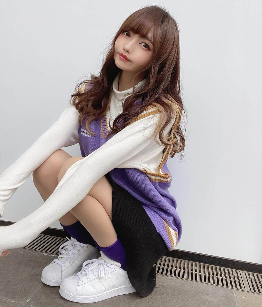 遠藤 玲奈 /endo renaのインスタグラム：「火曜日だなー☻ 色々あるけど、信頼してる人たちのために頑張る🐻‍❄️  やっぱり今日は節分だから豆とかなげるんですか？ 鬼滅てきな 鬼滅…鬼滅…煉獄さぁん… . ベスト：@peachpepperheim かわいいお洋服がいっぱい🍑 韓国ファッション好きな人にオススメです☻ . #peachpepperheim #ootd #fashion #全身コーデ #スニーカー #スニーカーコーデ #白スニーカー #ベストコーデ #紫コーデ #波ウェーブ #グレージュ #韓国ファッション #韓国 #タートルネック #スカートついてるけど気にしないで #実際スカートじゃないけど #鬼滅の話するの遅め #つらい」