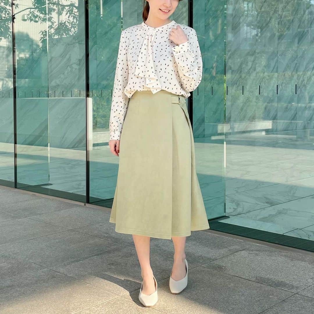 indexさんのインスタグラム写真 - (indexInstagram)「recommend styling✔️﻿ .﻿ 💫raffle bowtie blouse﻿ C58-82011 ¥3,850(tax in)﻿ off white / navy / flower pattern﻿ .﻿ 💫suede double-cloth flare skirt﻿ C58-72002 ¥5,489(tax in)﻿ gray / light khaki / pink﻿ ﻿ .﻿ フリルのようなボウタイがデザインポイントのブラウス✨﻿ .﻿ 1枚ではもちろんジャケットのインナーとしても役立ちます💐﻿ .﻿ ﻿ スカートはスエードダブルクロスというストレッチに富んだ肌触りの良い素材を使用したお手入れも楽チンな一枚を◎﻿ .﻿ .﻿ #index #インデックス ﻿ ﻿ ﻿」2月2日 20時45分 - index.official