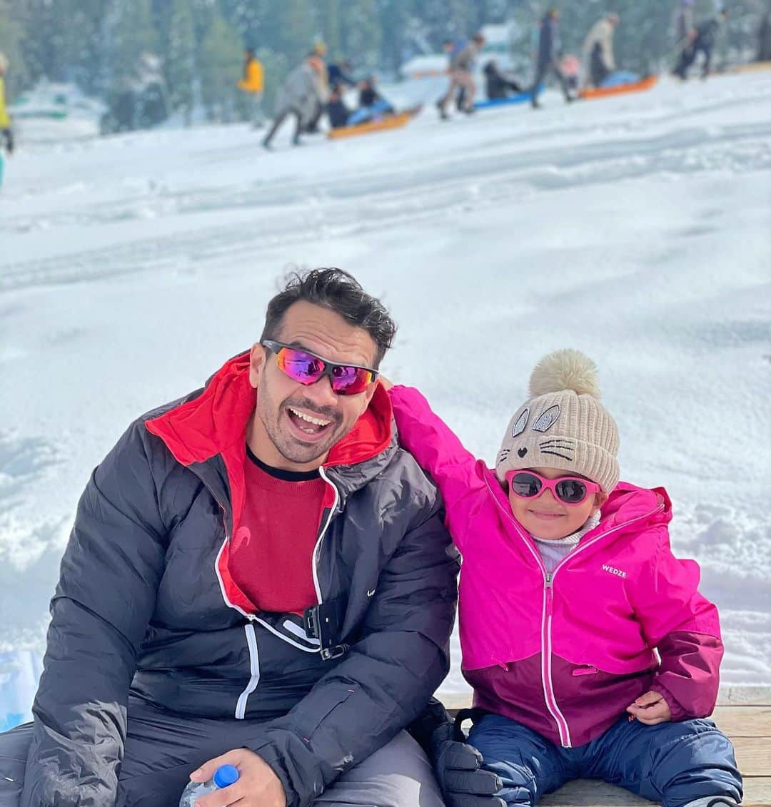 Gaurav Tanejaのインスタグラム：「Mein auur mera yaar, Masti mein khoye hue.... #flyingbeast #gulmarg @jktourismofficial #Kashmir」