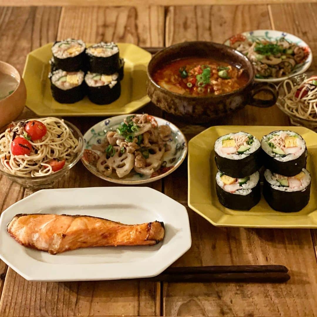 Atsukoのインスタグラム：「今日の晩ご飯  ほぼ朝と同じ😂 今日仕事だったしな🥺🥺  娘がお弁当にいれた海苔巻き美味すぎるからまた作れと言うので同じメニューで。 まぁ節分だし。 中身は、 明太子 きゅうり 卵焼き マヨネーズ の4つ。中身の種類が少ないのと、ご飯を薄くしているので、太巻き細めです。 ご飯は玄米で。 旦那は明太子嫌いなのでサラダ巻きです。  今日は オーマイボスの日😋👍」