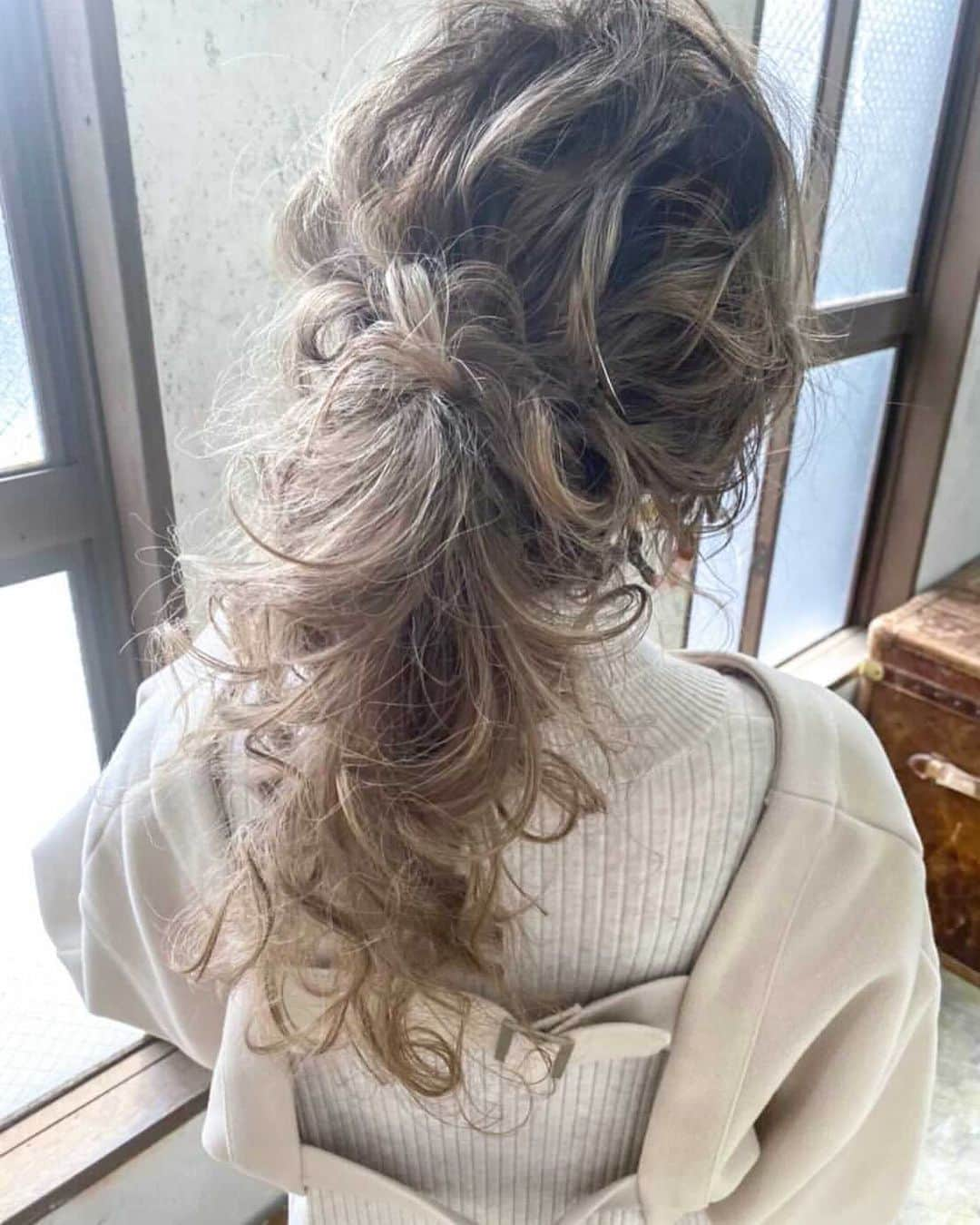 SHOTAさんのインスタグラム写真 - (SHOTAInstagram)「ほげ〜🌷 ＊ ＊  #ヘアアレンジ#ヘアスタイル#ヘアカラー#ブリーチ#外国人風#グレージュ#ヘアメイク#透明感カラー#cluel#外国人風カラー #hairmake#haircolor#hairstyle#いいね返し #静岡美容院 #ファッション#静岡#静岡市#ヘアメイク #hairarrange#ベージュカラー#編みおろし#春コーデ#静岡美容院#hair#ポニーテール#Gisele#インナーカラー #arrange#ハイライト#静岡美容室」2月2日 20時48分 - shota_cherir