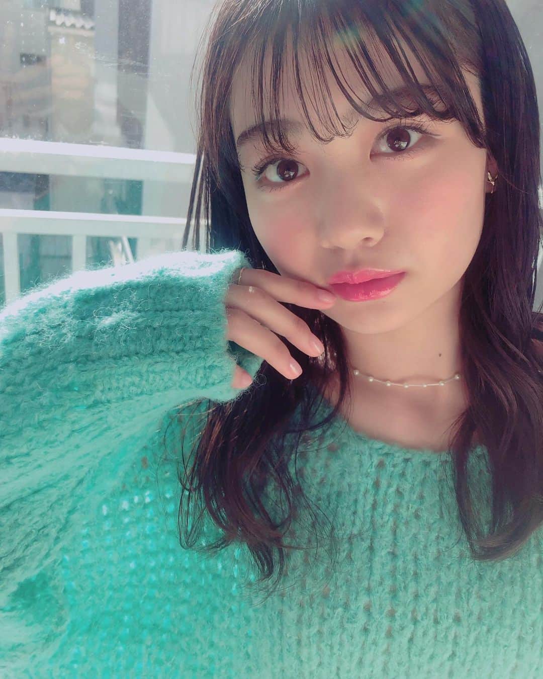 安村真奈のインスタグラム：「オフショ〜💐 春カラーのあみあみニット とてつもなく可愛くてお気に入りです🤍 ニコラtvに密着も出てるので、是非チェックしてください♡  #ニコラ #ニコモ #安村真奈」