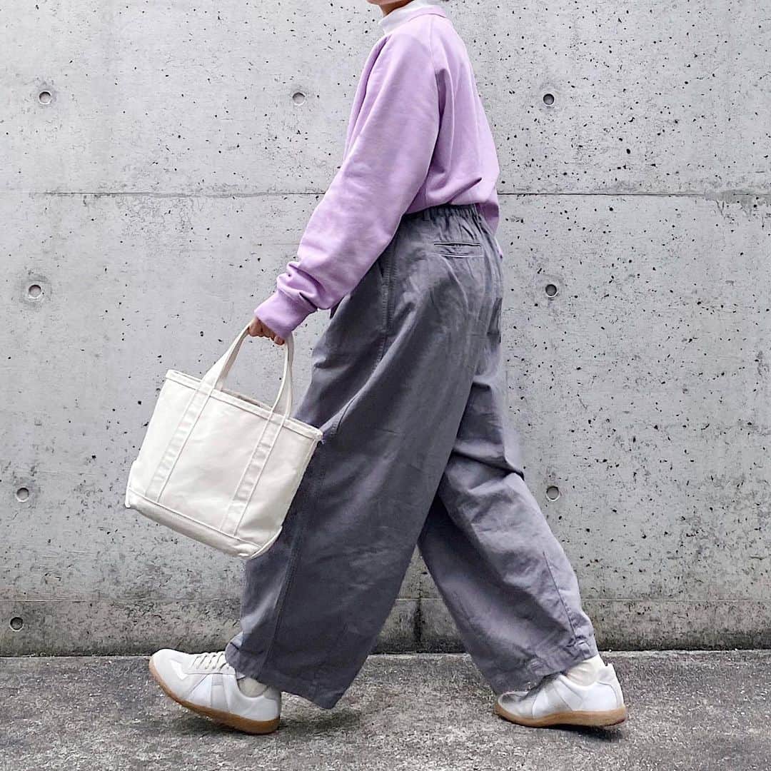 ryokoのインスタグラム：「▪︎ . ラベンダーとグレー メンズのUとサーカスパンツ . . . top #uniqlou bottoms #harvesty bag #llbean  shoes #maisonmargiela」