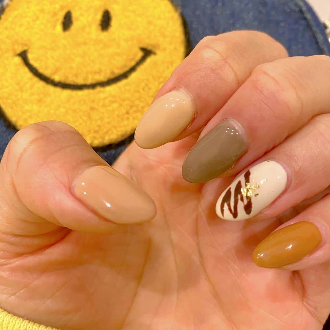 のインスタグラム：「数日前にネイルチェンジしてました💅 人差し指がロンタイでバッキーンと逝ってリペアしてもらいました、、 逝った時の痛みはなんとも😢⚡️ チョコレートネイルです💅🍫 あんまり分からないけど、 親指と人差し指の色も若干違うよ🥺💦 #new #nail #chocolate  #ネイル  #ネイルデザイン」