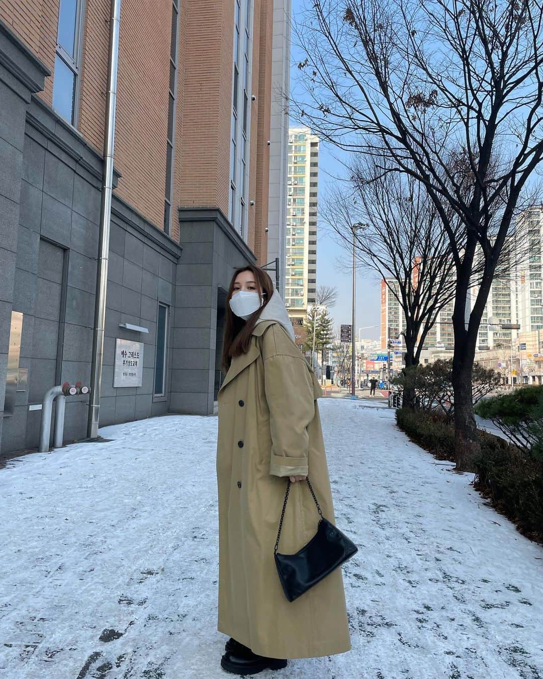 Lilmeさんのインスタグラム写真 - (LilmeInstagram)「좋아해요☃️❄️💙🤍💙🤍韓国はマイナス気温が普通で外出たらかなり寒いけど、家では床暖房付けてるから全然寒くない！😳  #오오티디#패션스타그램#공부중#데일리#한국#카페추천#눈#메이크업#韓国#韓国留学#韓国コスメ#韓国ファッション」2月2日 20時49分 - lilme_official